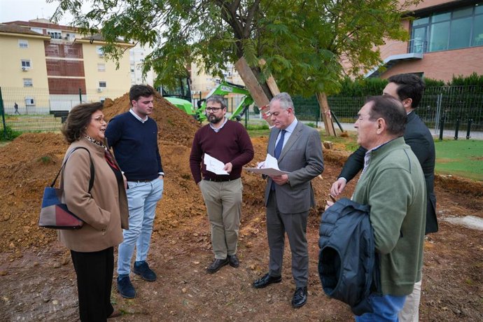 El alcalde de Sevilla, José Luis Sanz, visita las obras de mejora del parque infantil Alcosa.