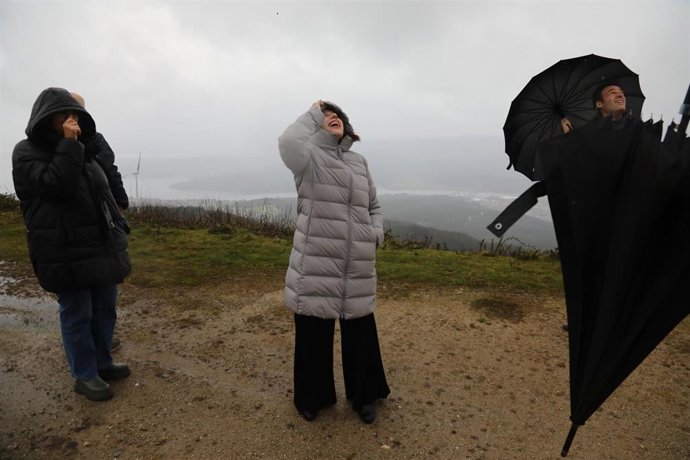 A conselleira de Economía, María Jesús Lorenzana, observa un muíño eólico no parque de Xiabre