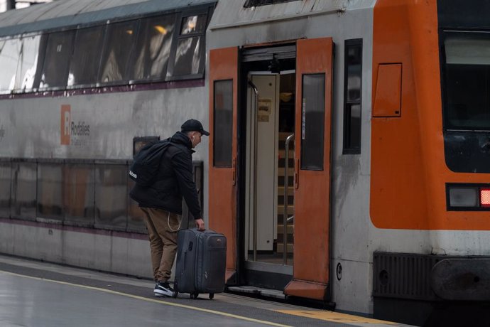 Imatge d'arxiu d'un passatger d'un tren de Rodalies