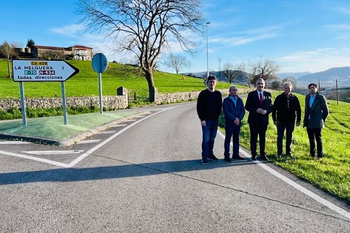 Media acompañado por el subdirector de Obras Públicas, Javier Largo, y representantes de la Junta Vecinal de Cabárceno