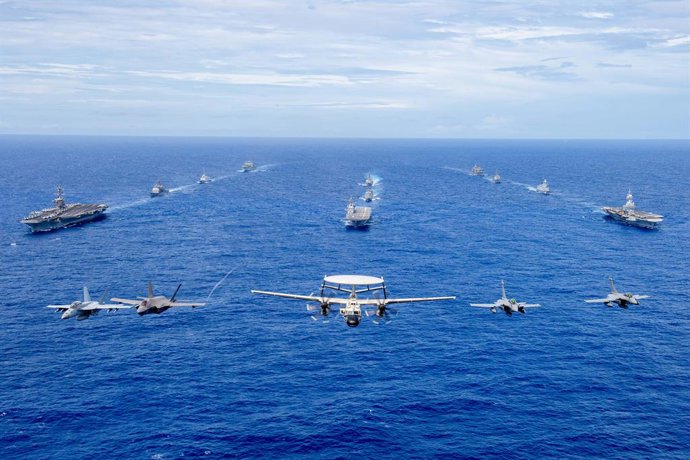 Archivo - February 11, 2025 - Philippine Sea - Aircraft from the Carl Vinson Carrier Strike Group (VINCSG) and French Carrier Strike Group (CSG) fly in formation over the Philippine Sea with ships from VINCSG, French CSG, the Japan Maritime Self-Defense F