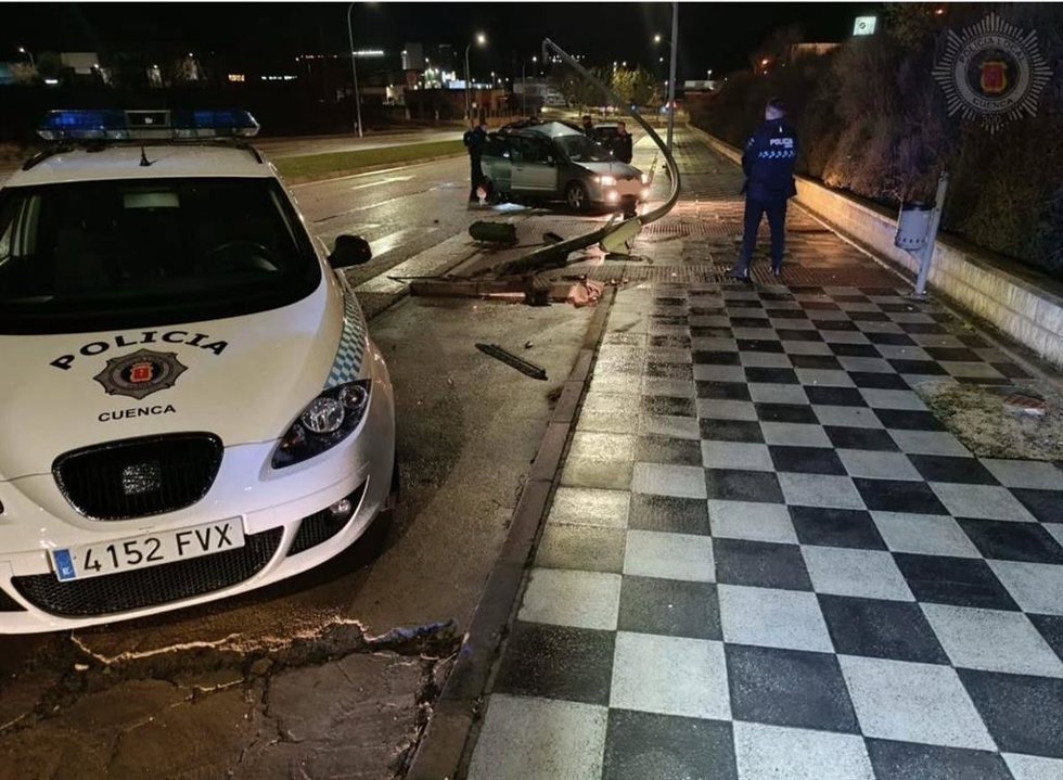 Detenido un conductor tras chocar con un semáforo en Cuenca