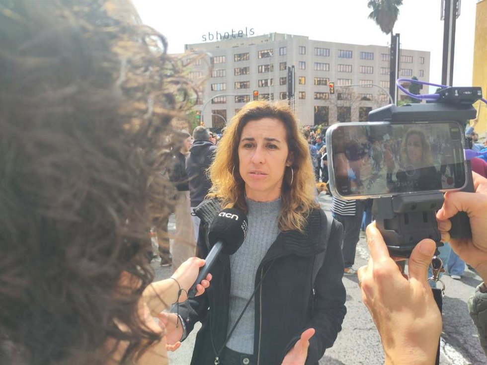 La diputada de la CUP en el Parlament Laia Estrada en una atención a los medios en la movilización 'Per un servei ferroviari digne per a tothom' en Tarragona