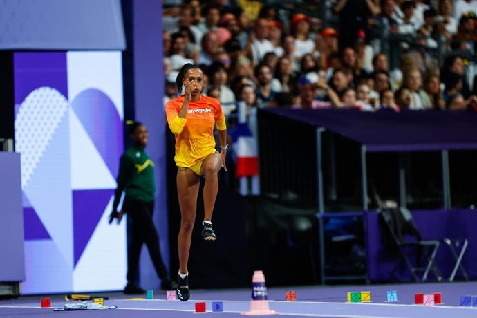 Archivo - Ana Peleteiro-Compaore, da Espanha, compete durante a final do salto triplo feminino do atletismo no Stade de France durante os Jogos Olímpicos de Paris 2024 em 3 de agosto de 2024 em Paris, França.