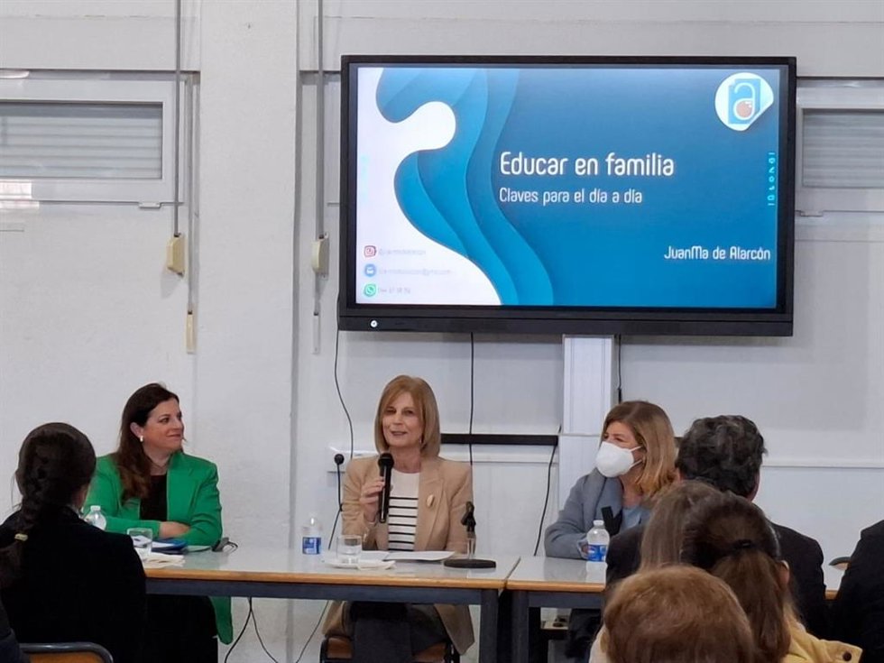 La alcaldesa de Jerez aboga por la "unidad y libertad de elección" en el sector educativo.