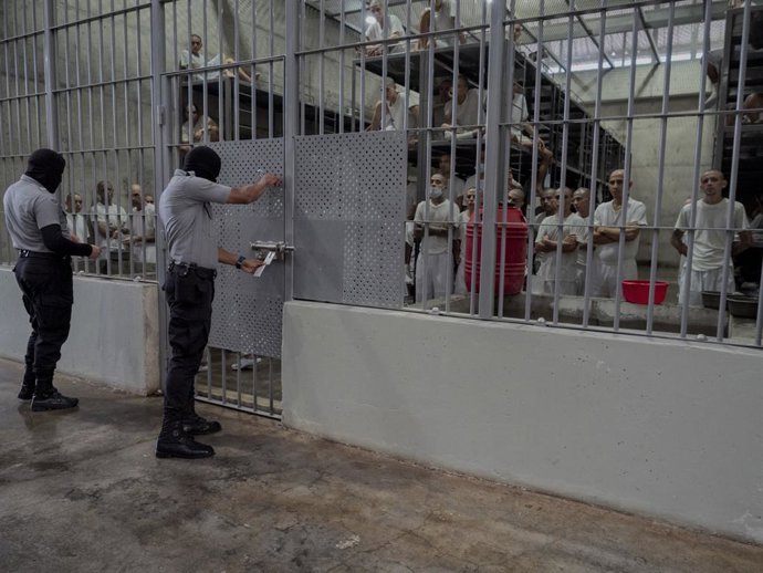 Archivo - Arquivo - 13 de outubro de 2023, North Hollywood, Califórnia, EUA: América Central - El Salvador, Toluca: Membros de gangues dentro de um bloco de celas no CECOT - Centro de Confinamento do Terrorismo (Centro de Confinamiento del Terrorismo), qu