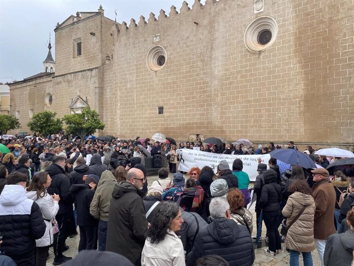 Lectura del manifiesto, este sábado, en la Plaza de España de Badajoz