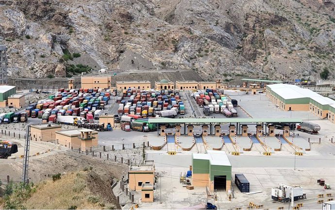 Archivo - August 16, 2024, Pakistan: LANDIKOTAL, PAKISTAN, AUG 16: A large number of cargo vehicles parked near Torkham .Border that cannot cross the border due to lack of documents after the implementation of the .Temporary Admission Documents (TED) poli