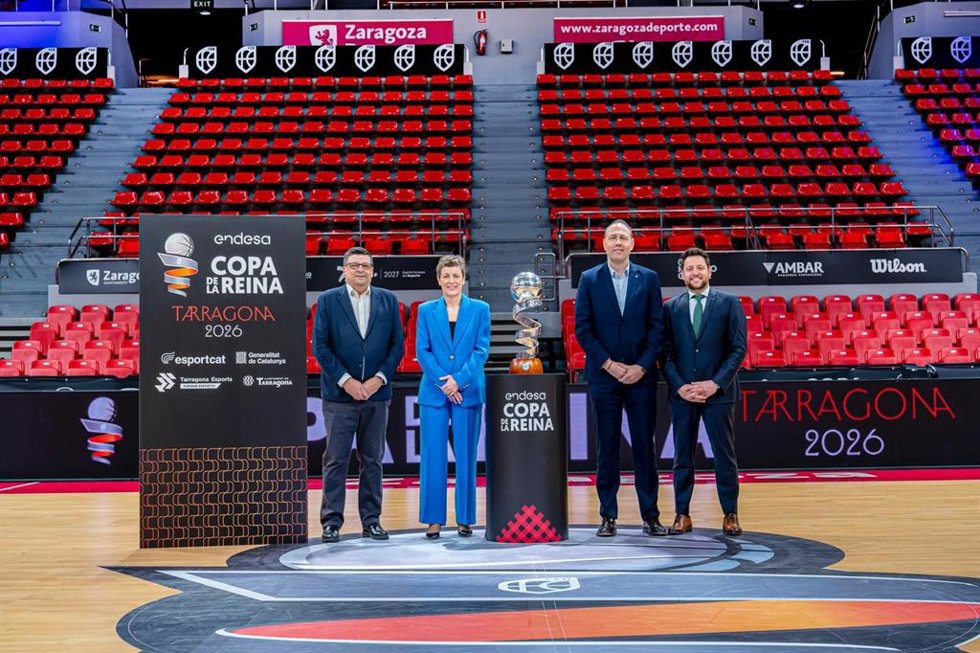 La presidenta de la FEB, Elisa Aguilar; el conseller de Deportes de la Generalitat, Berni Álvarez; el alcalde de Tarragona, Rubén Viñuales, y el presidente de la Federació Catalana de Basquetbol, Ferran Aril
