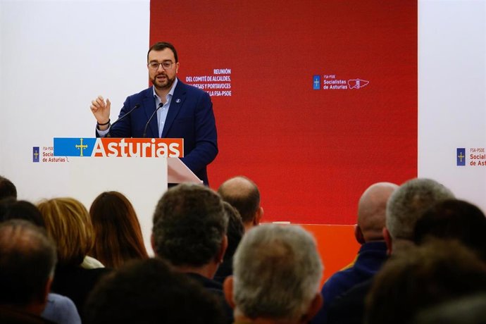 El secretario general de la FSA-PSOE y presidente asturiano, Adrián Barbón.