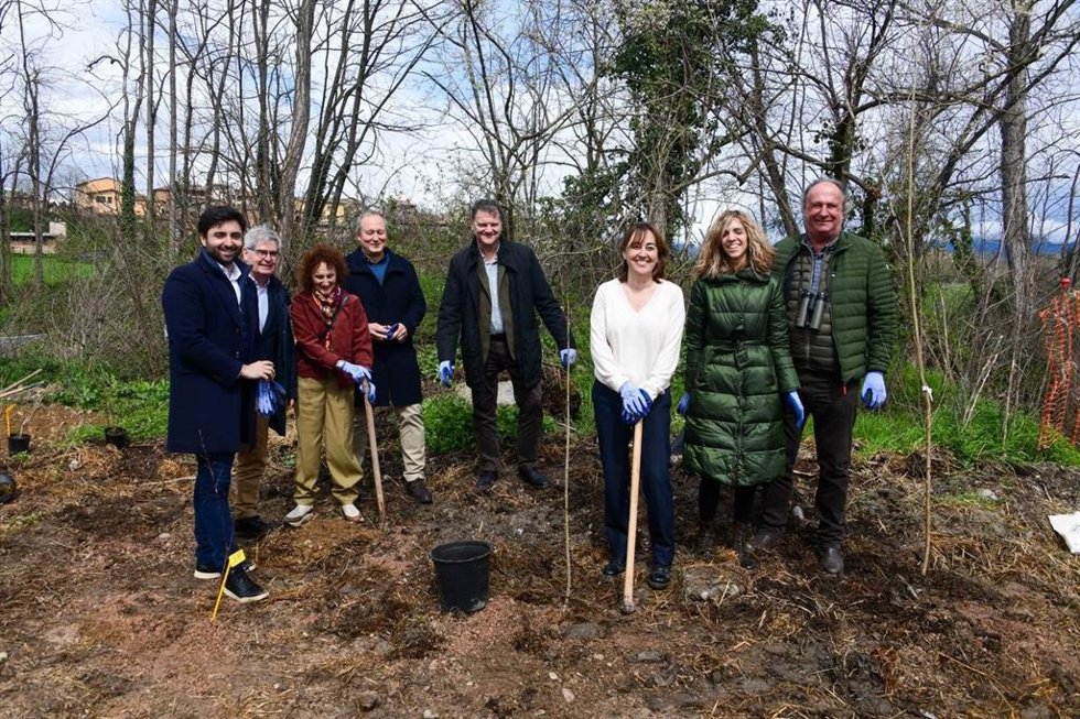 La consellera de Territorio, Vivienda y Transición Ecológica, Sílvia Paneque, junto a otras autoridades, plantando árboles en Manlleu, cerca del río Ter