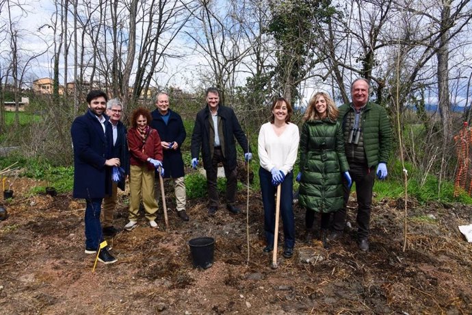 La consellera de Territori, Habitatge i Transició Ecològica, Sílvia Paneque, junt amb altres autoritats, plantant arbres a Manlleu, prop del riu Ter