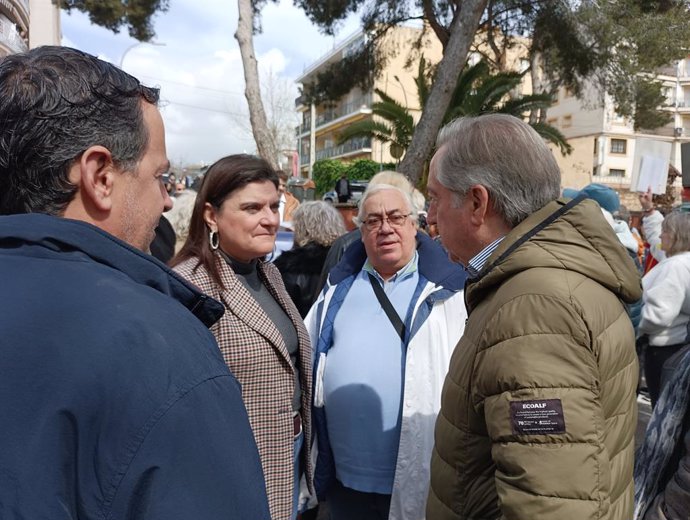 La diputada del PP al Congreso Elisa Vedrina a la concentració 'Per un servei ferroviari digne per a tothom' a Segur de Calafell (Tarragona)