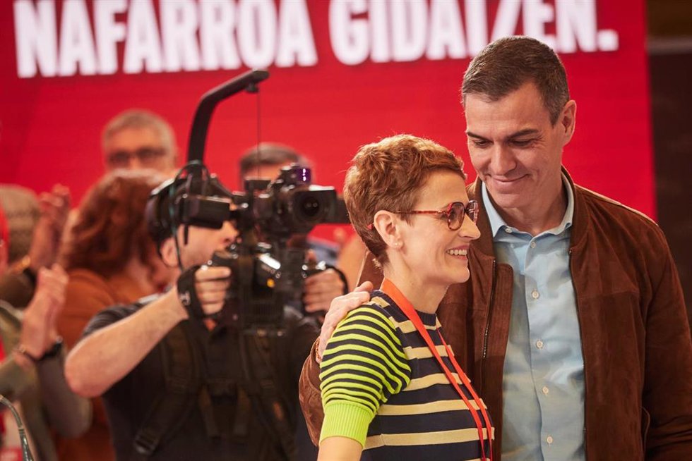 El presidente del Gobierno de España y secretario general del PSOE, Pedro Sánchez, con la secretaria general del PSN y presidenta del Gobierno de Navarra, María Chivite, en la clausura del 13 Congreso del PSN.