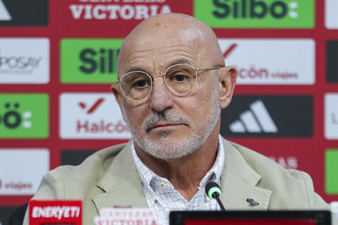 Luis de la Fuente, técnico da seleção espanhola, participa de sua coletiva de imprensa para anunciar a lista de jogadores convocados antes dos jogos de futebol da Liga das Nações da UEFA da seleção espanhola contra a Holanda no estádio Mestalla em 14 de m