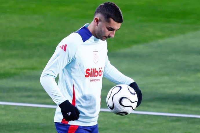 Ferran Torres se aquece durante a sessão de treinamento da equipe da Espanha antes da partida da Liga das Nações da UEFA contra a Holanda na Ciudad del Futbol em 17 de março de 2025, em Las Rozas, Madri, Espanha.