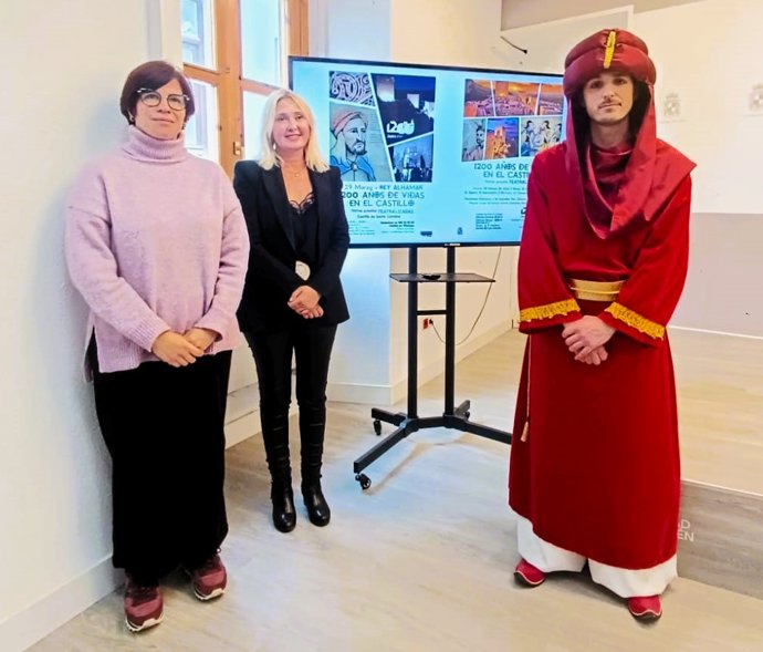 La concejala María Espejo (c), en la presentación del programa '1.200 años de vidas en el Castillo'.