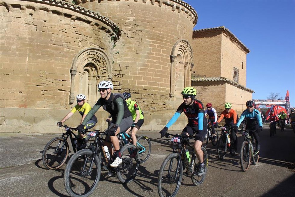 Varios participantes este sábado en la IV BTT  Maratón Sijena, en Monasterio de Sijena (Huesca)