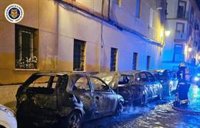 Seis turismos afectados y una fachada colindante en un incendio de vehículos en el Mentidero (Cádiz)