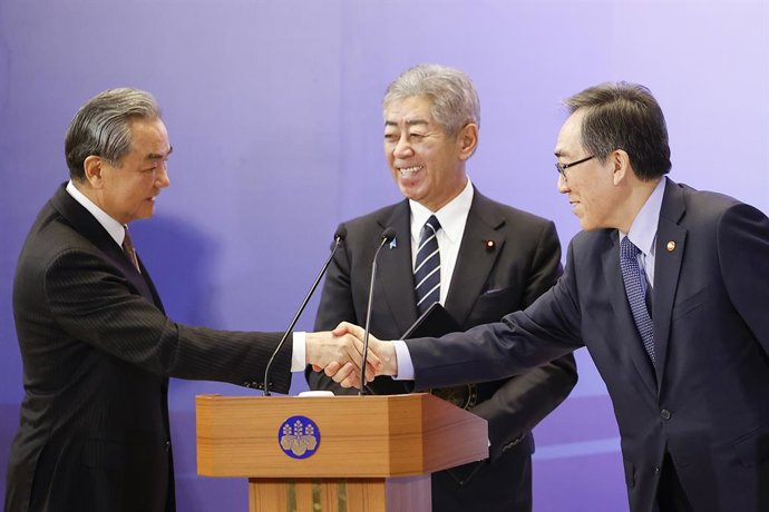 March 22, 2025, Tokyo, Japan: Chinese Foreign Minister WANG YI (L) and South Korean Foreign Minister CHO TAE-YUL (R) shake hands during a joint press conference after their discussions at the 11th Trilateral Foreign Minister's Meeting (Japan-China-ROK) in