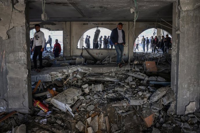 Archivo - GAZA, 2 de janeiro de 2025 -- Pessoas se reúnem em um prédio destruído por um bombardeio israelense no centro da cidade de Khan Younis, no sul da Faixa de Gaza, em 2 de janeiro de 2025. Pelo menos 29 palestinos foram mortos por bombardeios israe