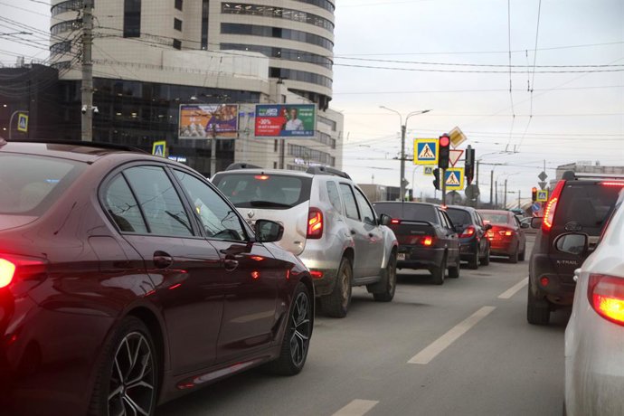 Archivo - 28 de janeiro de 2023, São Petersburgo, Rússia: Federação Russa. São Petersburgo. Distrito de Primorsky, em São Petersburgo. Engarrafamento na estrada em São Petersburgo, na rua Gakkelevskaya, no cruzamento com a avenida Bogatyrsky.