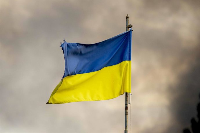Archivo - Arquivo - 18 de novembro de 2024, Kiev, Cidade de Kiev, Ucrânia: Amanhã, 19 de novembro de 2024, a Ucrânia estará em guerra por 1000 dias. Bandeira ucraniana vista em frente à fumaça espessa que está subindo do fogo sobre Kiev após os ataques de