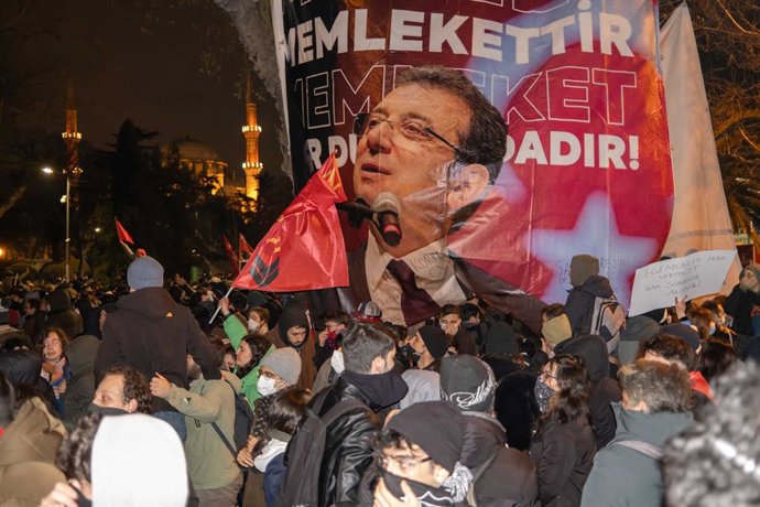 20 de maro de 2025, Istambul, Turquia: Apoiadores do prefeito de Istambul, Ekrem Imamoglu, fazem manifestao em frente  sede da Prefeitura de Istambul após a priso de Imamoglu pela Prefeitura de Istambul, em Istambul, Turquia, em 20 de maro de 2025.