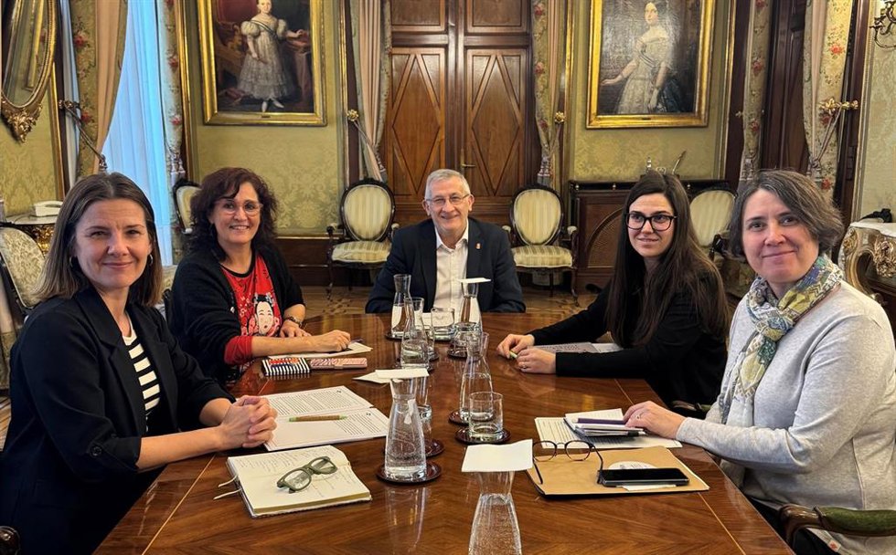 Encuentro de Patricia Abad y el vicepresidente Félix Taberna con las representantes de COMFIN.