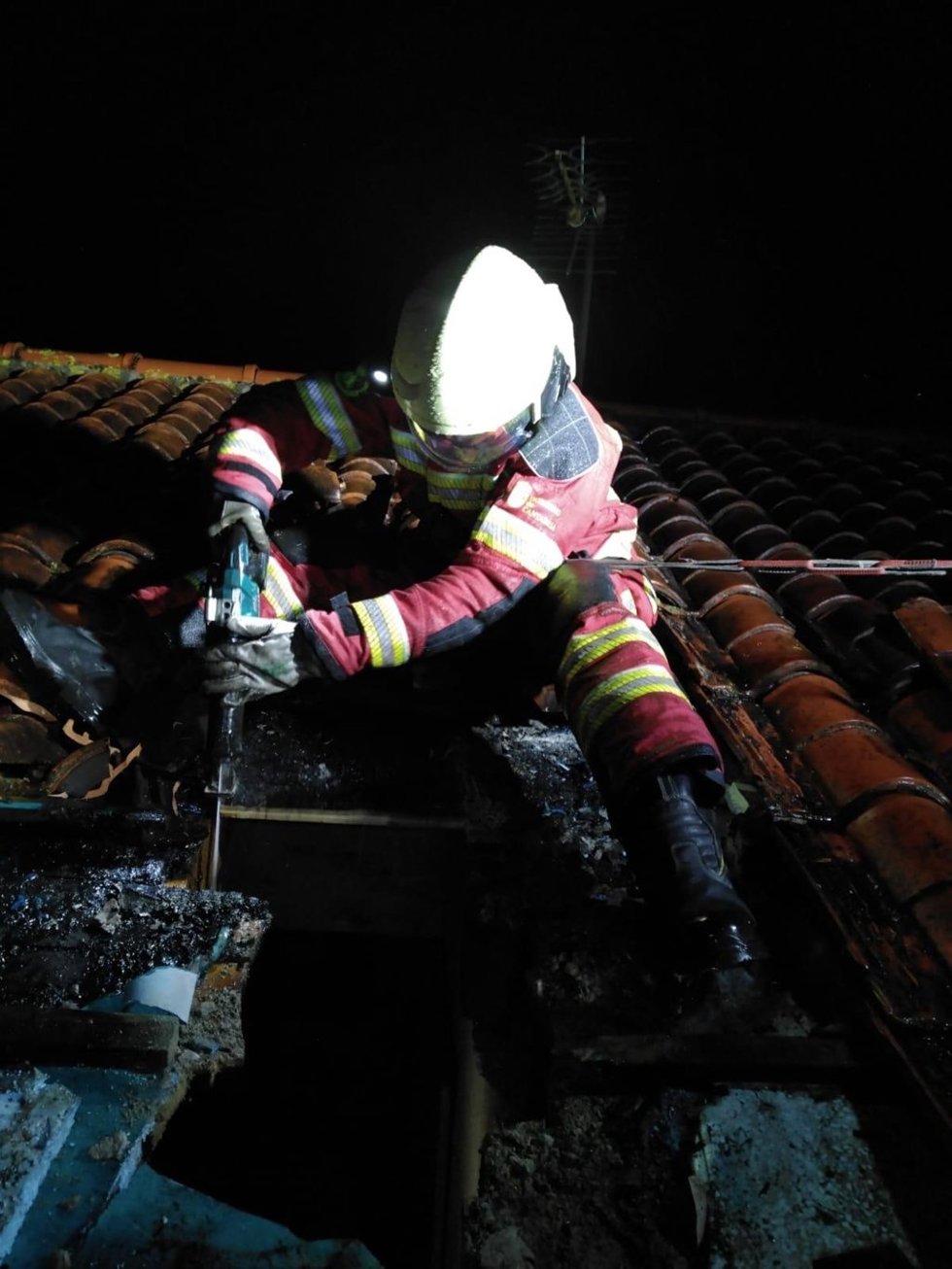 Bomberos sofocan un incendio de chimenea en una vivienda en Ajo