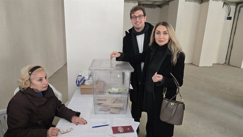Diyek Kaya Imamoglu, mujer del alcalde de Estambul, Ekrem Imamoglu, y su hijo Selim
