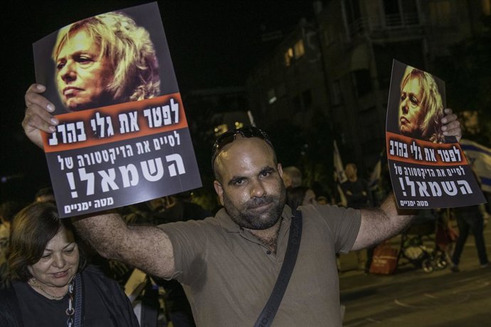 Archivo - Arquivo - 20 de novembro de 2024, Tel Aviv: Duas manifestações separadas ocorreram em frente à casa do procurador-geral Gali Baharav-Miara. A primeira foi realizada por apoiadores do governo, que pediram que o procurador-geral renunciasse. Em co