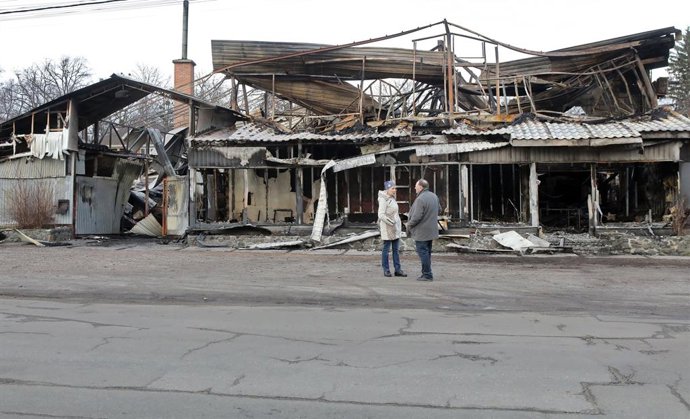 12 de março de 2025, região de Kiev, Ucrânia: Pessoas ficam do lado de fora do prédio de uma fábrica de móveis danificada pela queda do drone russo, em Boiarka, região de Kiev, Ucrânia, em 12 de março de 2025