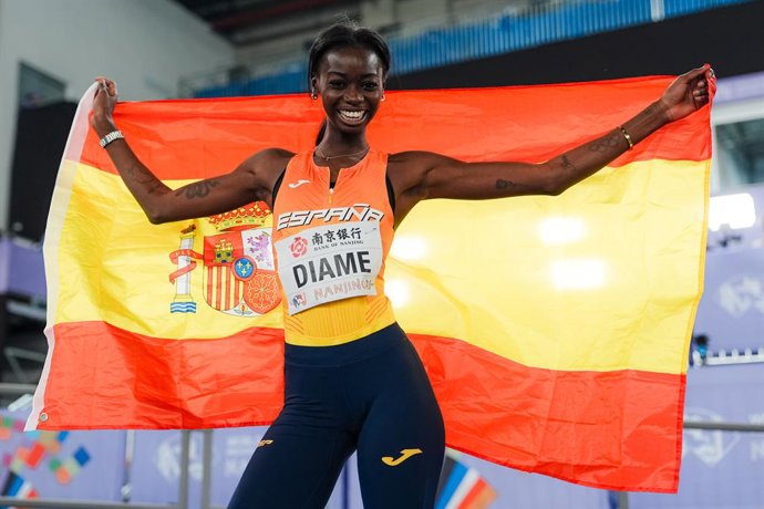 Fátima Diame celebra su bronce en el Mundial de pista cubierta