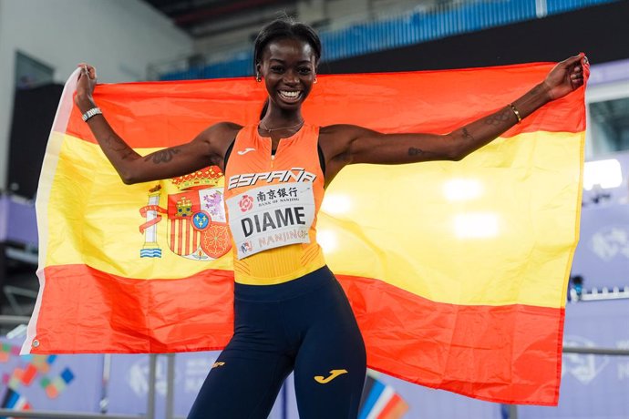 Fátima Diame comemora sua medalha de bronze no Campeonato Mundial Indoor