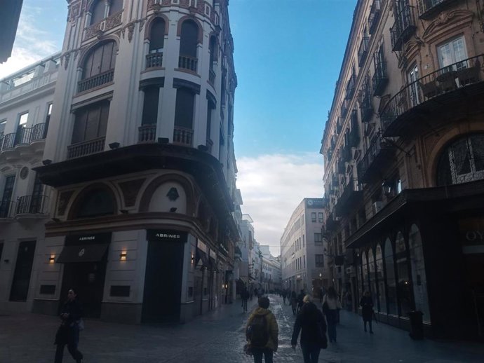 Varias personas caminan por la calle Tetuán, en una foto de recurso.