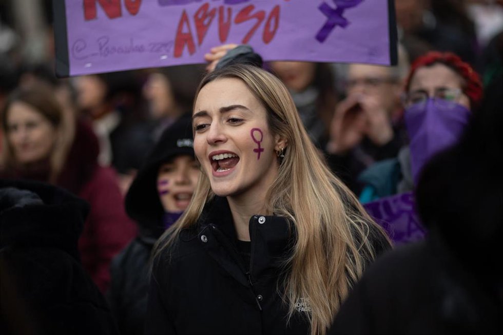 Una persona durante una manifestación por el 8M, en una imagen de archivo.