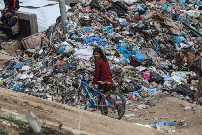 22 de março de 2025, Cidade de Gaza, Faixa de Gaza, Território Palestino: Palestinos deslocados vivem em barracas em um acampamento montado em um aterro sanitário na área de Yarmouk, na Cidade de Gaza, Faixa de Gaza, em 22 de março de 2025, depois que os 
