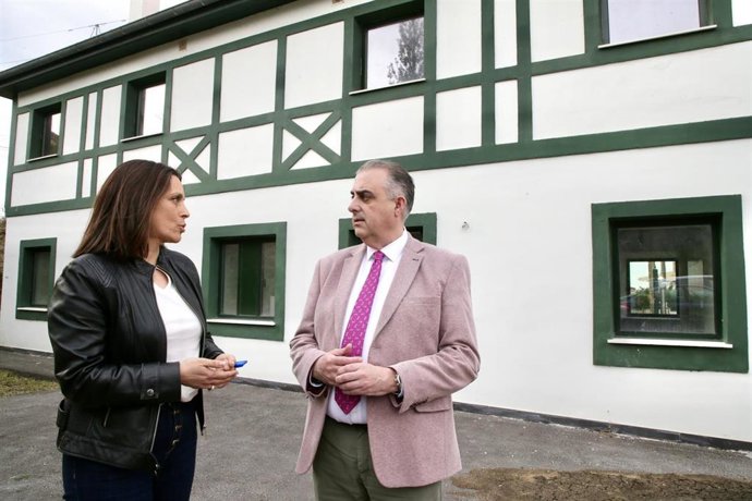 La alcaldesa y el consejero en su visita a las viviendas