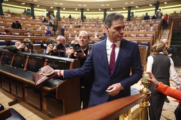 O Presidente do Governo, Pedro Sánchez, chega a uma sessão de controle do governo no Congresso dos Deputados em 19 de março de 2025, em Madri (Espanha). Os gastos com defesa ocupam o centro do palco na sessão de controle do governo após a reunião do presi