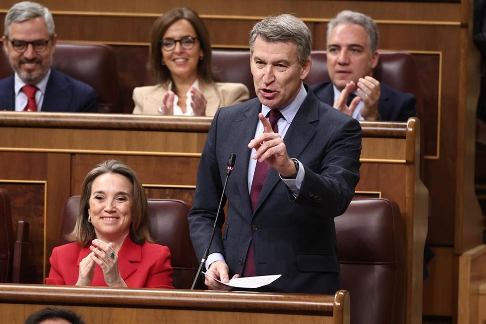 El presidente del PP, Alberto Núñez Feijóo, interviene durante una sesión de control al Gobierno, en el Congreso de los Diputados, a 19 de marzo de 2025, en Madrid (España).  