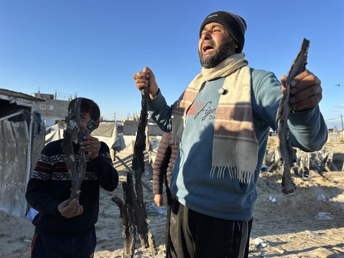 23 de maro de 2025, Cidade de Gaza, Faixa de Gaza, Território Palestino: Palestinos inspecionam a destruio no local do assassinato do líder político do Hamas, Salah al-Bardawil, e sua esposa em sua tenda em Khan Yunis, no sul da Faixa de Gaza, em 23 