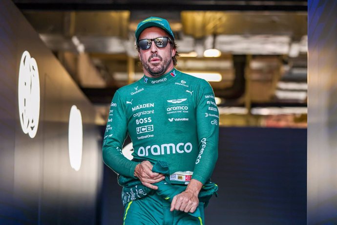 21 de março de 2025, China, Xangai: O piloto espanhol de Fórmula 1 Fernando Alonso, da equipe Aston Martin, chega à garagem da FIA durante o Sprint Qualifying antes do Grande Prêmio da China de F1 no Circuito Internacional de Xangai. Foto: Alessio De Marc