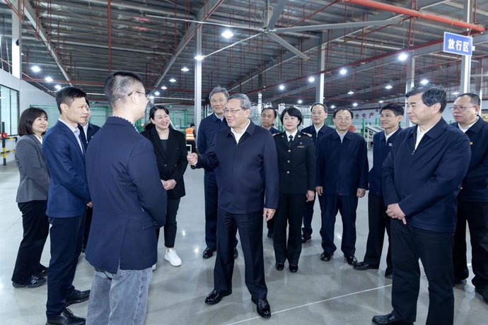 XIAMEN, 20 de março de 2025 -- O primeiro-ministro chinês Li Qiang, também membro do Comitê Permanente do Bureau Político do Comitê Central do Partido Comunista da China, visita o porto seco de Jinjiang em Quanzhou, província de Fujian, no sudeste da Chin