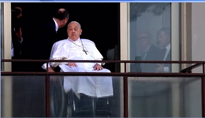 El papa Francesc sortint a la finestra de l'Hospital Gemelli de Roma