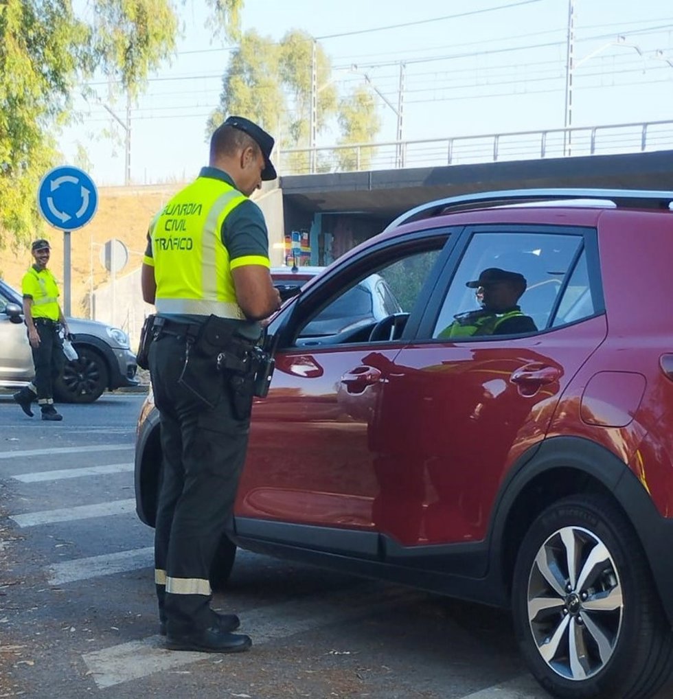 Archivo - Un agente de la Guardia Civil, en una campaña de control de tráfico.