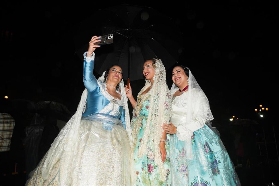 Tres falleras se hacen un selfie durante el segundo día de ofrenda floral a la Virgen de los Desamparados, a 18 de marzo de 2025, en Valencia