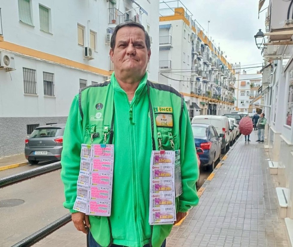 El vendedor de la ONCE en Écija Manuel Fernández.