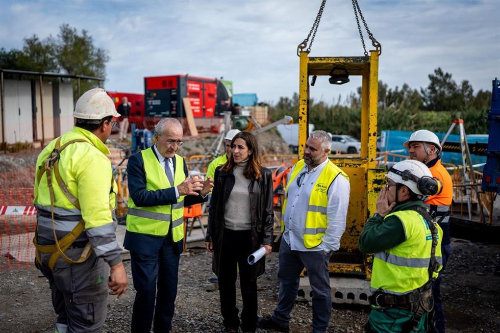 El alcalde de Málaga y la concejala delegada de Sostenibilidad Medioambiental durante la visita a los trabajos de recuperación de los dos pozos de Perales en Málaga.