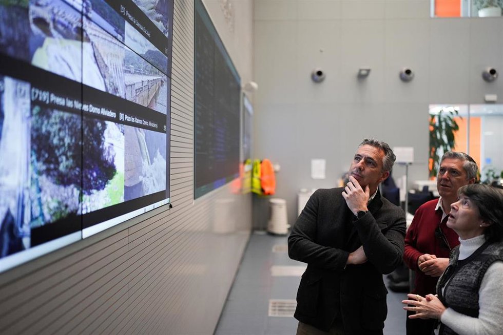 El consejero de Medio Ambiente, Agricultura e Interior, Carlos Novillo, desde el Centro de Control de Canal de Isabel II en Majadahonda, tras presidir la reunión telemática del Comité Asesor del Plan Especial ante el Riesgo de Inundaciones (INUNCAM).